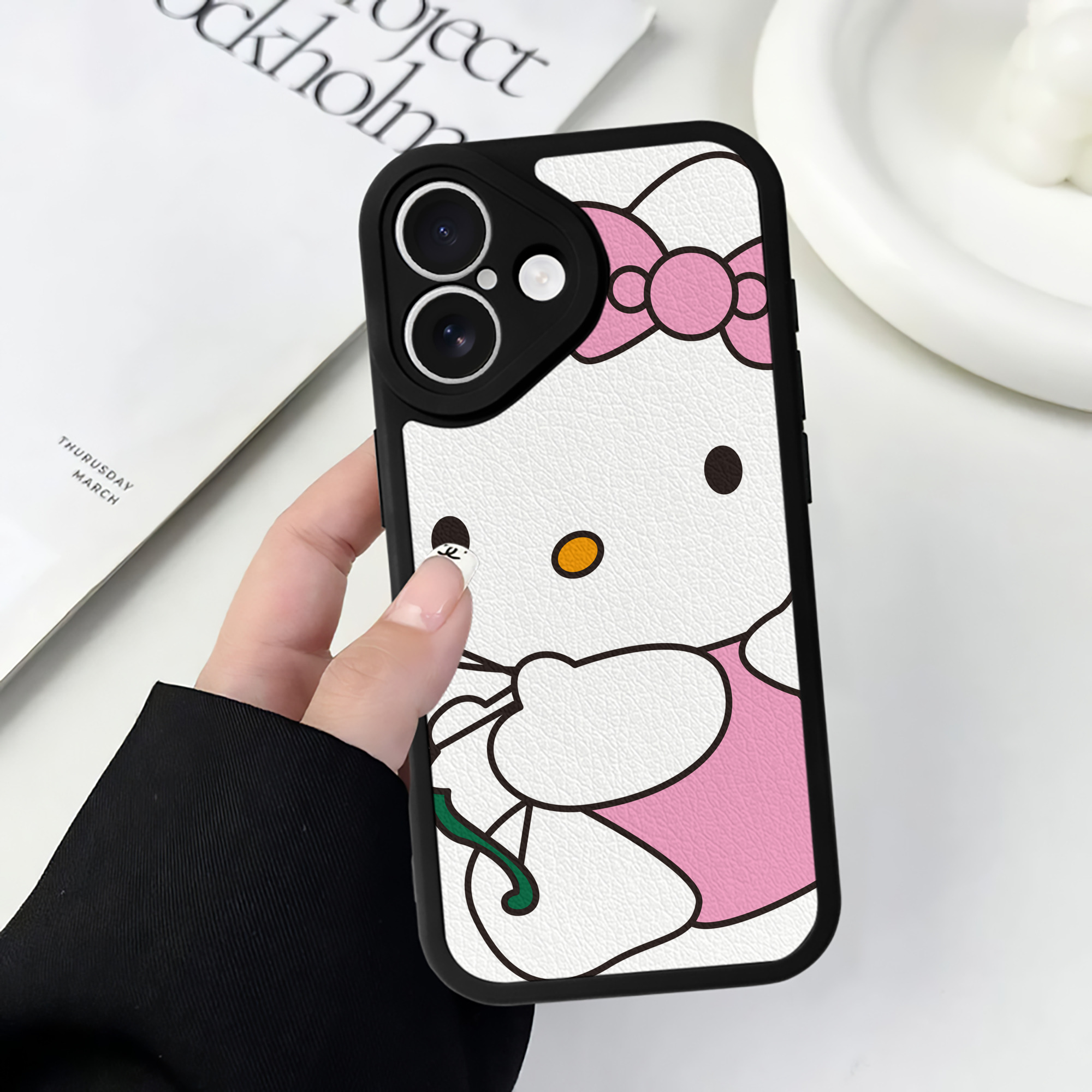 （画像用） Hello Kitty ハローキティ 【iPhone 16シリーズ対応】シリコンスマホケース（レザー調） 材質：シリコン